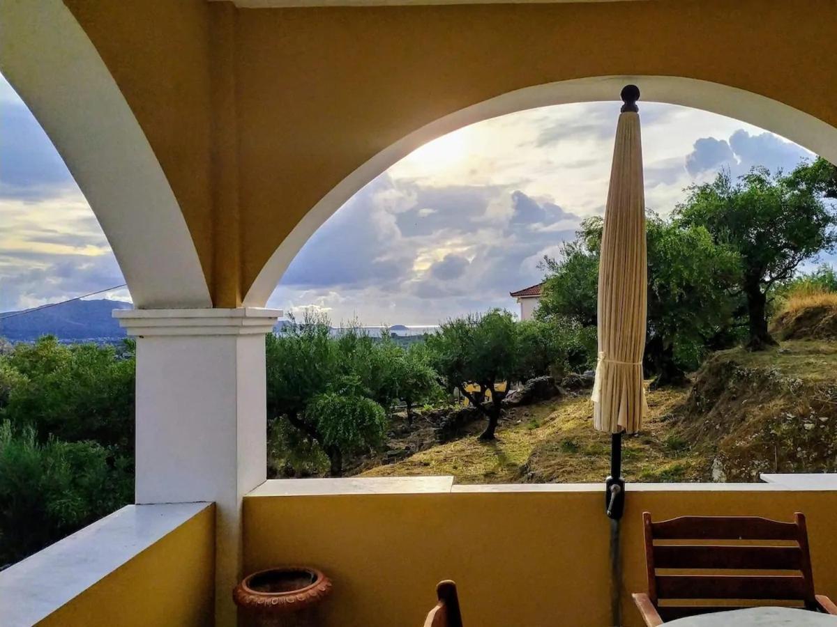Vila Kalielaia Mouzákion エクステリア 写真